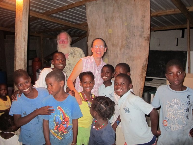Bill and Janet with some of Yvrose\'s children