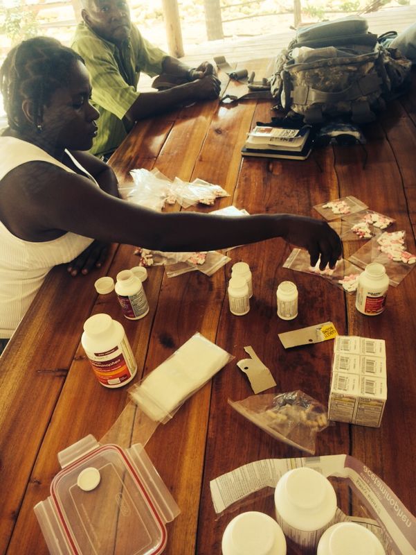 Sorting the medicine for the Chikungunya virus into individual dosage bags