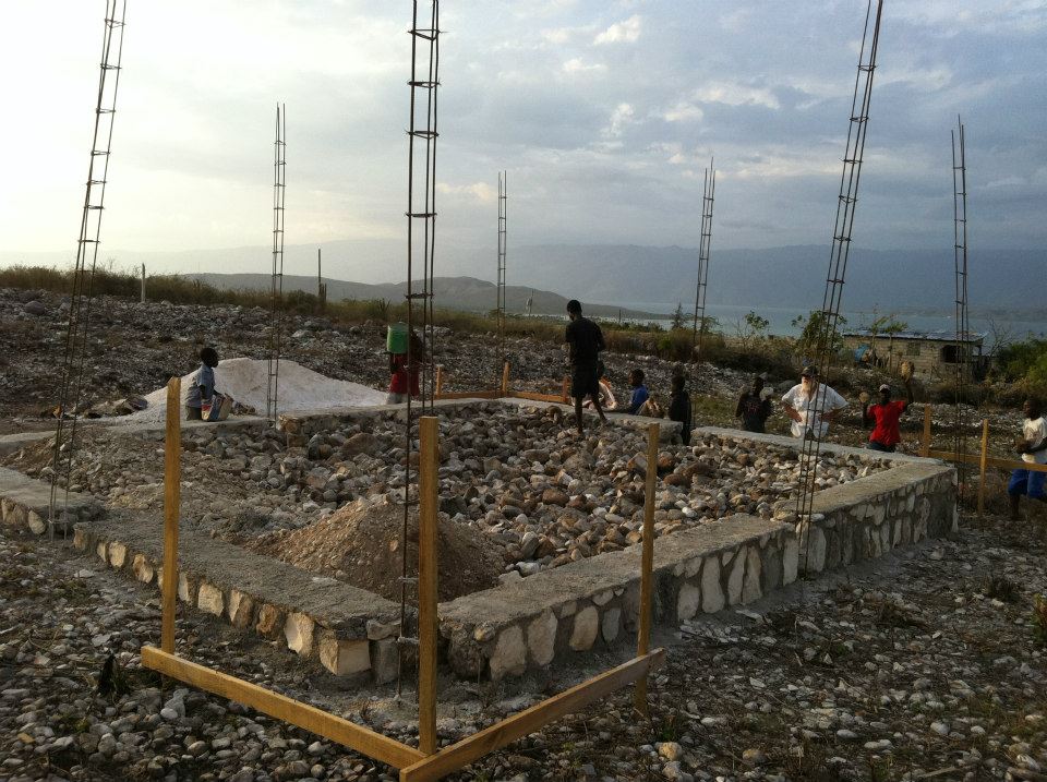 Foundation for the new smaller base in Fonds-Parisien