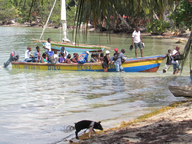 Taxi boat arriving from Les Cayes