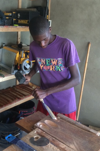 Samuel gouging ou the town of a spoon